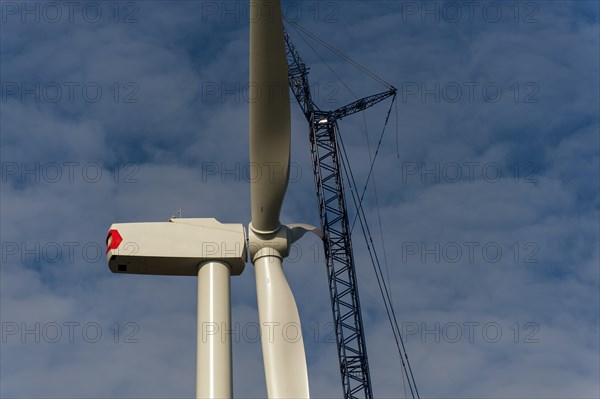 Final stages of assembling a rotor to the generator nacelle of a wind turbine
