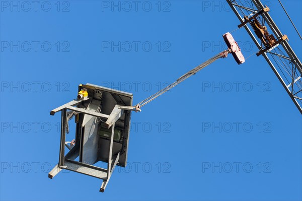 Work bench suspended from a crane