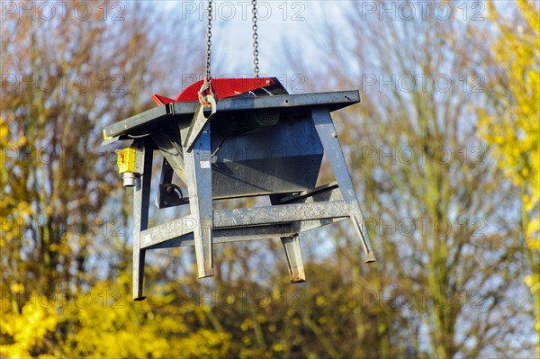 Workbench for workers on building sites being suspended from a crane