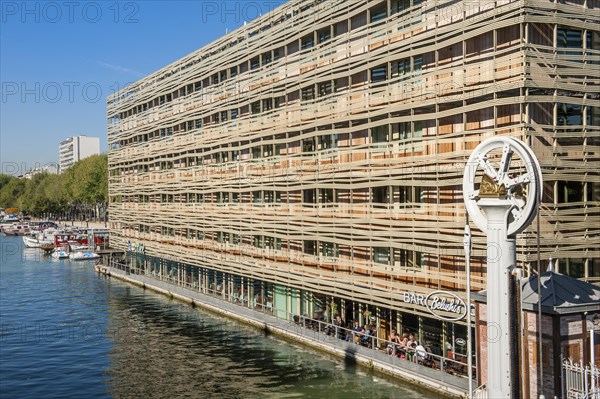 Building along the Canal de l'Ourcq