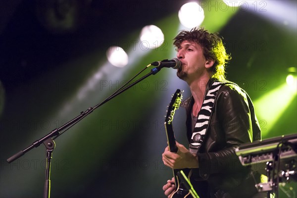 Roeland Vandemoortele from the Belgian indie-rock-electro-guitar-duo Too Tangled performing live in the Schueuer concert hall