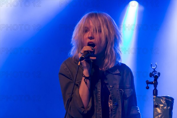 Sophie Diggelmann from the Swiss women's rock band Velvet Two Stripes performing live in the Schueuer concert hall