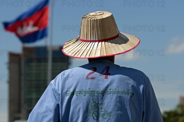 Rickshaw driver wearing a straw hat