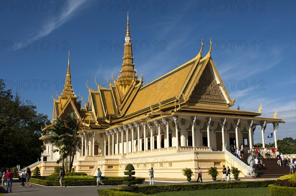 Tourists visiting the Preah Thineang Dheva Vinnichay throne hall