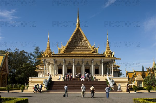 Tourists visiting the Preah Thineang Dheva Vinnichay throne hall