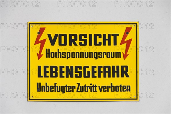 Warning sign 'Vorsicht Hochspannungsraum