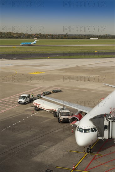 Ground refuelling of an aircraft with a tanker