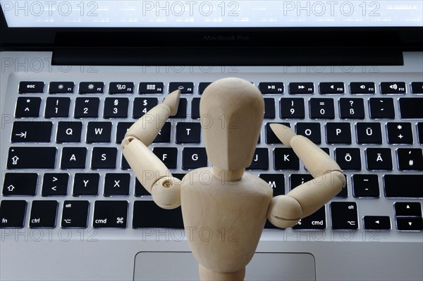 Mannequin at the keyboard