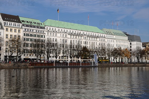 Hotel Vier Jahreszeiten beside the Alster Lake