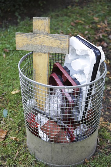 Cross in a trash can at Melatenfriedhof cemetery