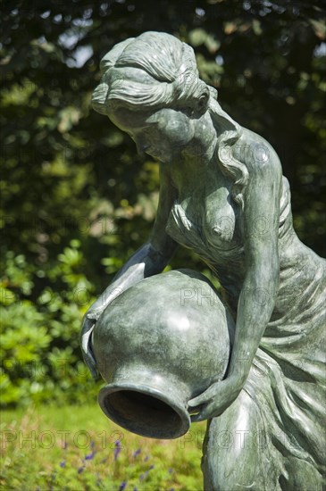 Sculpture of a woman in the garden of Blomenburg Castle