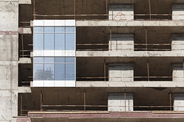 Single facade elements on the shell of a building