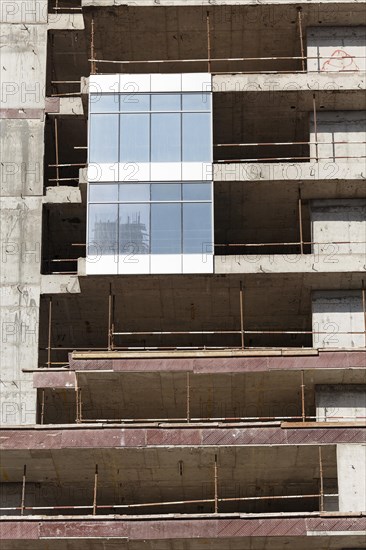 Single facade elements on the shell of a building