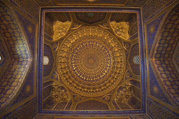 Ceiling decorated in gold