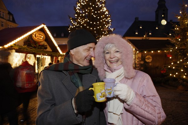 An elderly couple at the Christmas market in Annaberg-Buchholz