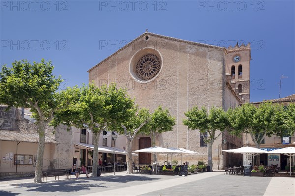 Restaurants and street cafes in the market square