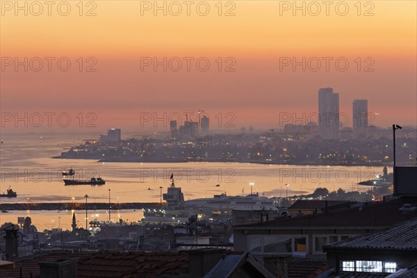 Evening mood on the shore of the Marmara Sea