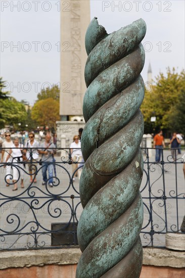 Serpentine Column