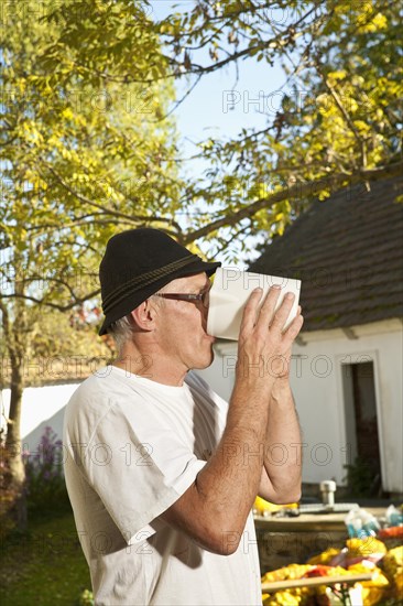 Man drinking freshly squeezed apple juice