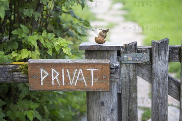 Privat' sign on the fence of a plot of land at Weissensee lake