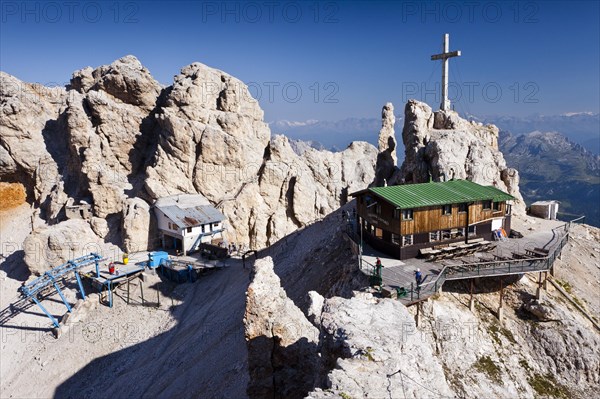 Rifugio Lorenzi mountain shelter and Forcella Staunies