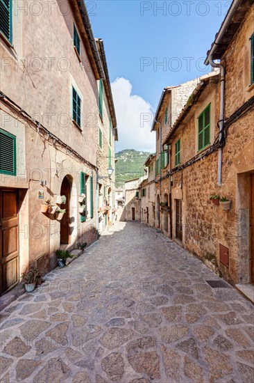 Alleyway in the old town of Valldemossa