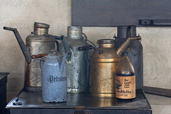 Oil cans for lubrication of the steam engine