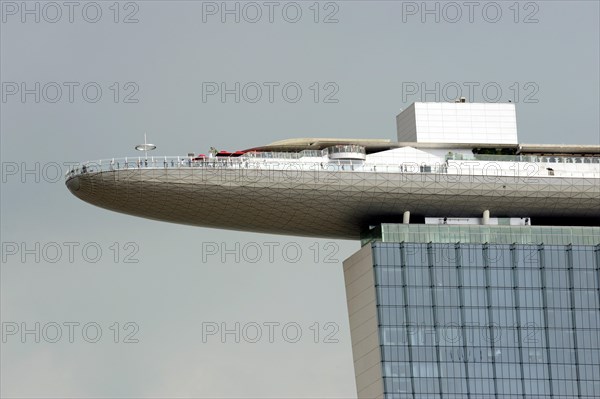 Protruding roof garden