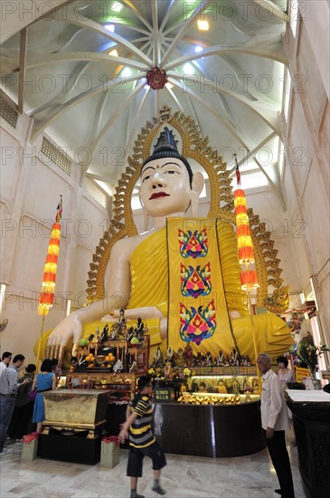 Buddha statue in the Sakya Muni Buddha Gaya Temple