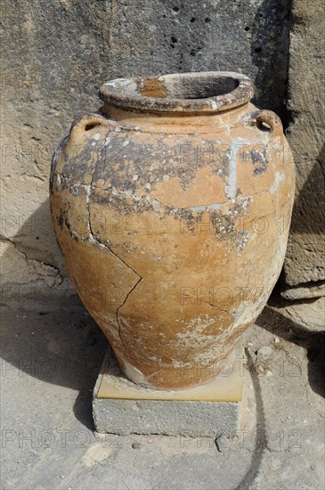 Minoan clay pot