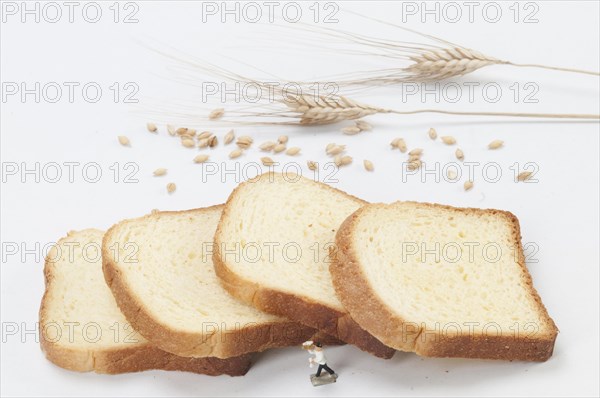 Ears of wheat and slices of bread