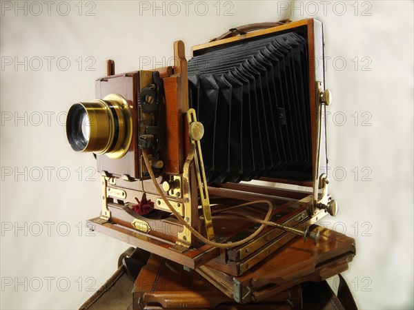 Thornton Pickard Half Plate wooden view camera with film slides