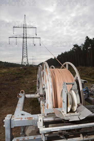 Lineman working with a wire rope hoist on a 380-kV long-distance line owned by the 50Hertz transmission system operator