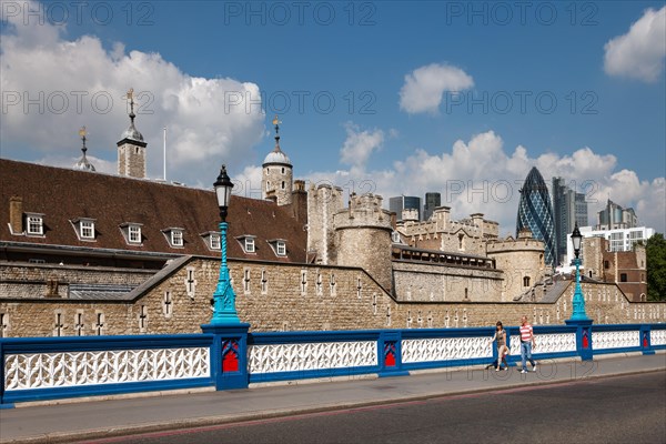 Tower of London in front of the Swiss Re Tower