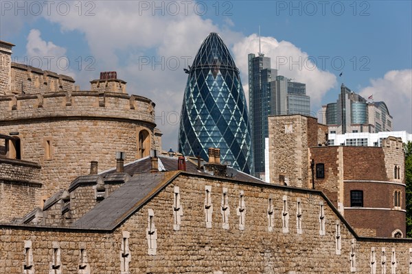 Tower of London in front of the Swiss Re Tower