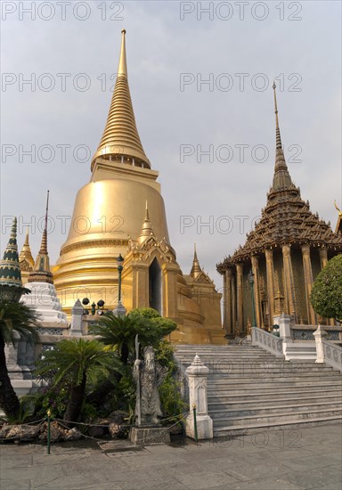 Phra Sri Rattana Chedi and Phra Mondop