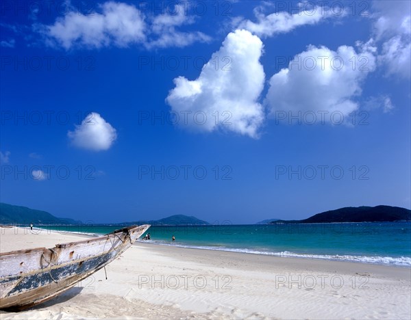 Boat on Dadonghai Beach