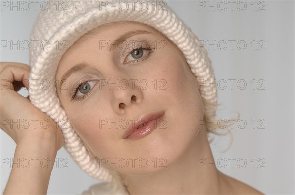 Blonde woman with a white woolly hat