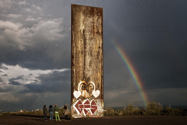 Four people standing next to the steel slab on Schurenbachhalde