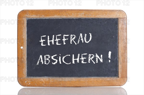 Old school blackboard with the words EHEFRAU ABSICHERN!