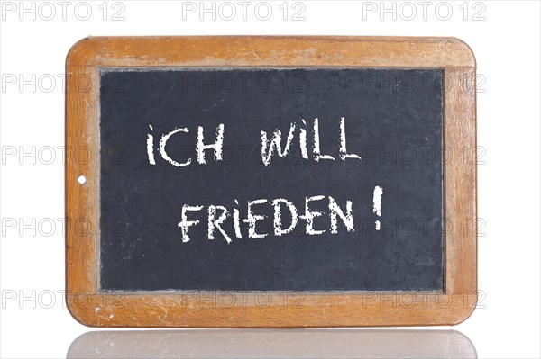 Old school blackboard with the words ICH WILL FRIEDEN!