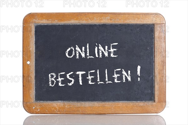 Old school blackboard with the words ONLINE BESTELLEN!