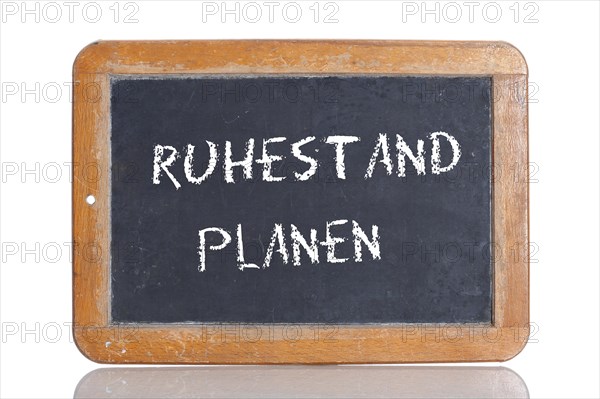 Old school blackboard with the words RUHESTAND PLANEN