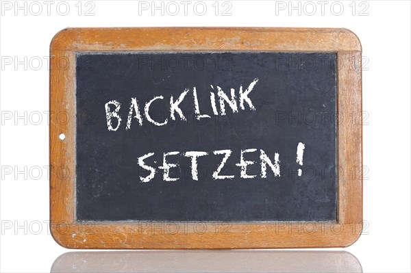 Old school blackboard with the term BACKLINK SETZEN