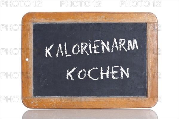 Old school blackboard with the term KALORIENARM KOCHEN