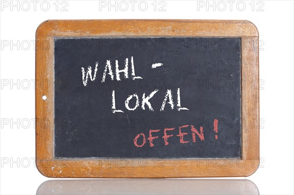 Old school blackboard with the term WAHLLOKAL OFFEN