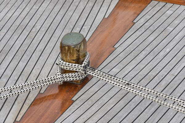 Pillar for ropes on a wooden boat
