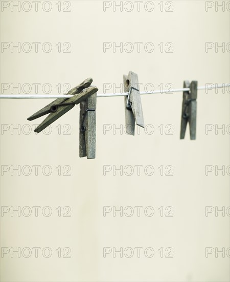 Clothesline and clothes pegs