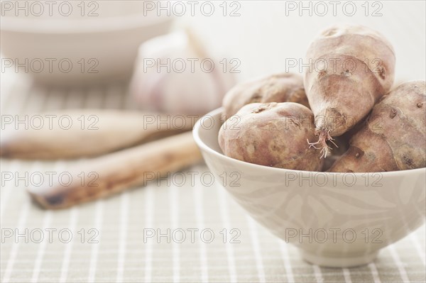 Raw Jerusalem artichokes (Helianthus tuberosus) in a bowl