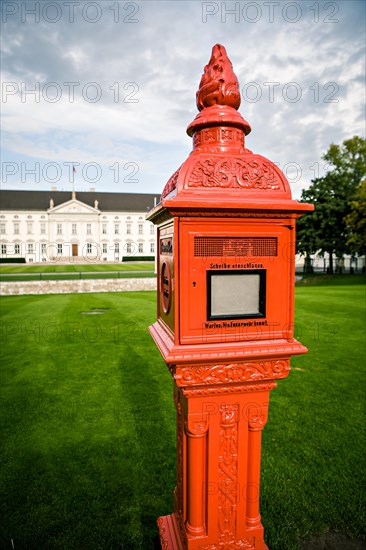 Emergency telephone in front of Schloss Bellevue Palace